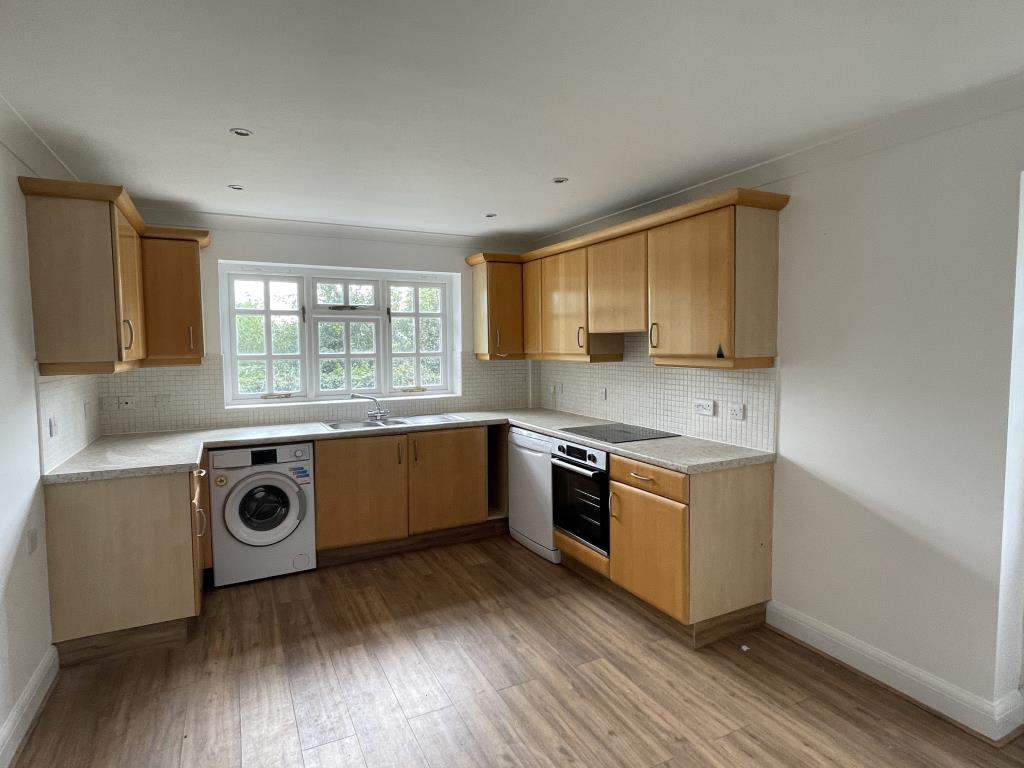 Lot: 127 - EXCELLENT VALUE! DETACHED BUNGALOW IN POPULAR VILLAGE - Kitchen & Dining Room in detached bungalow